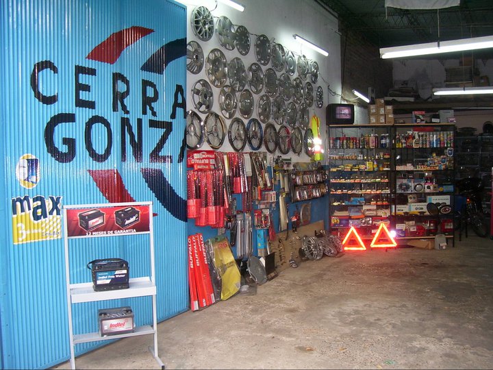 Frente de la Cerrajería en Laprida 1183 en sus comienzos